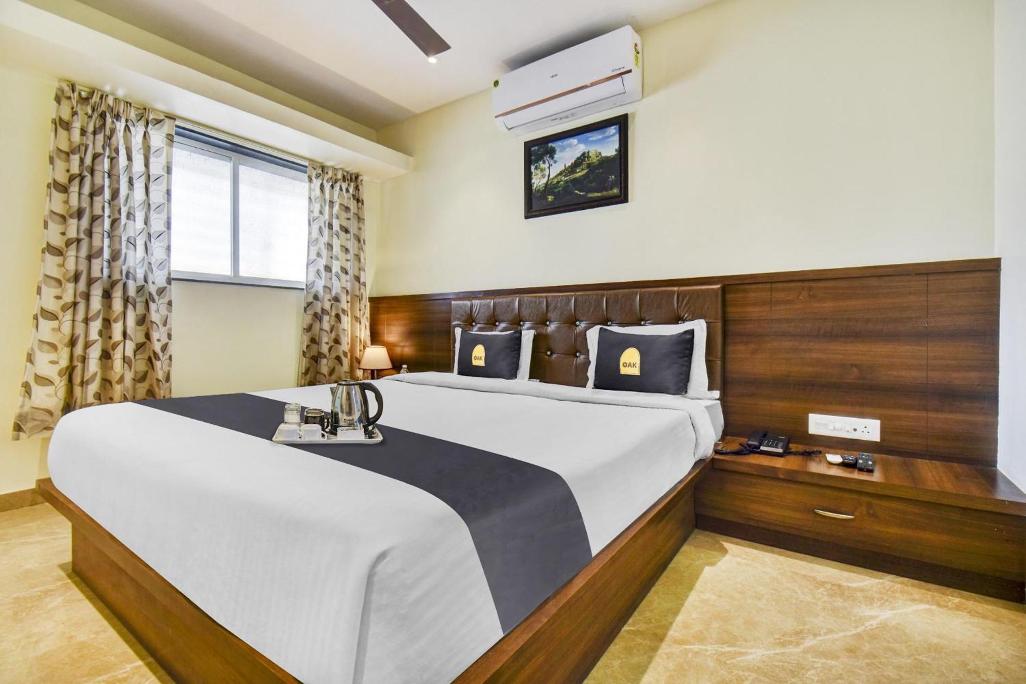 Townhouse Oak Hotel Chaitanya Executive Near Fun Time Multiplex Pune Extérieur photo