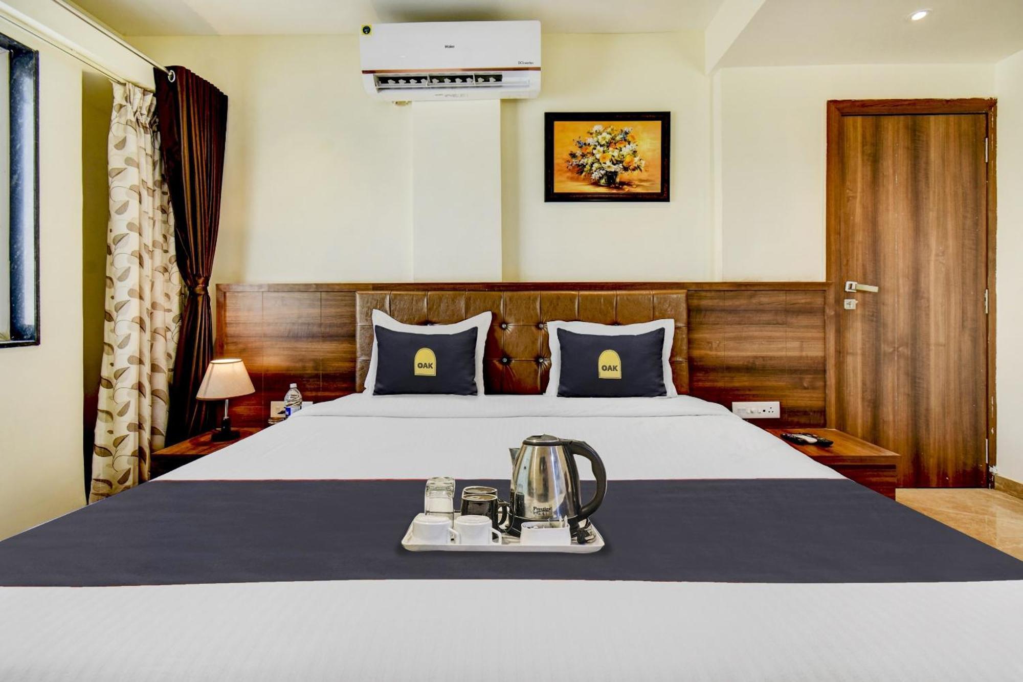 Townhouse Oak Hotel Chaitanya Executive Near Fun Time Multiplex Pune Extérieur photo