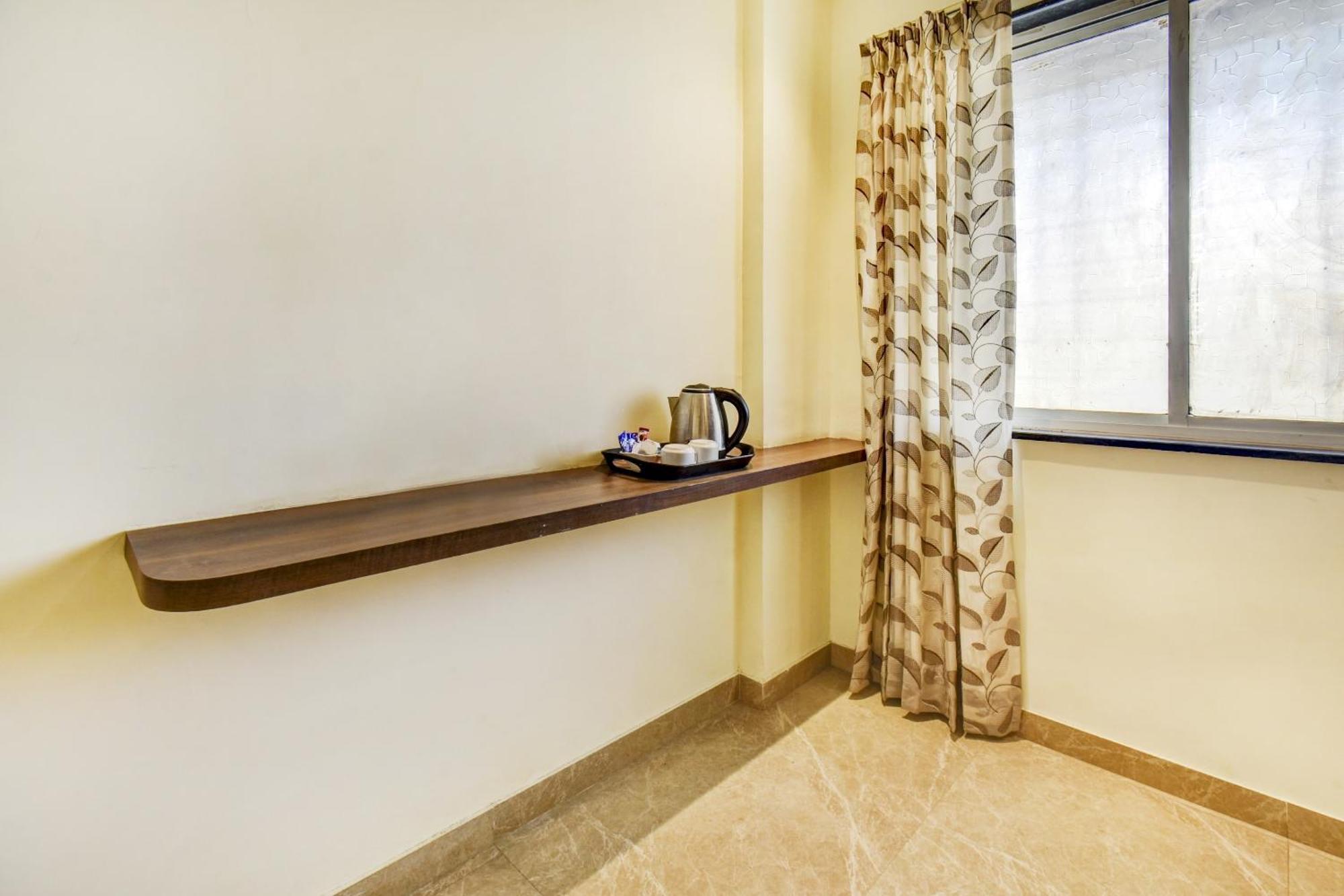 Townhouse Oak Hotel Chaitanya Executive Near Fun Time Multiplex Pune Extérieur photo