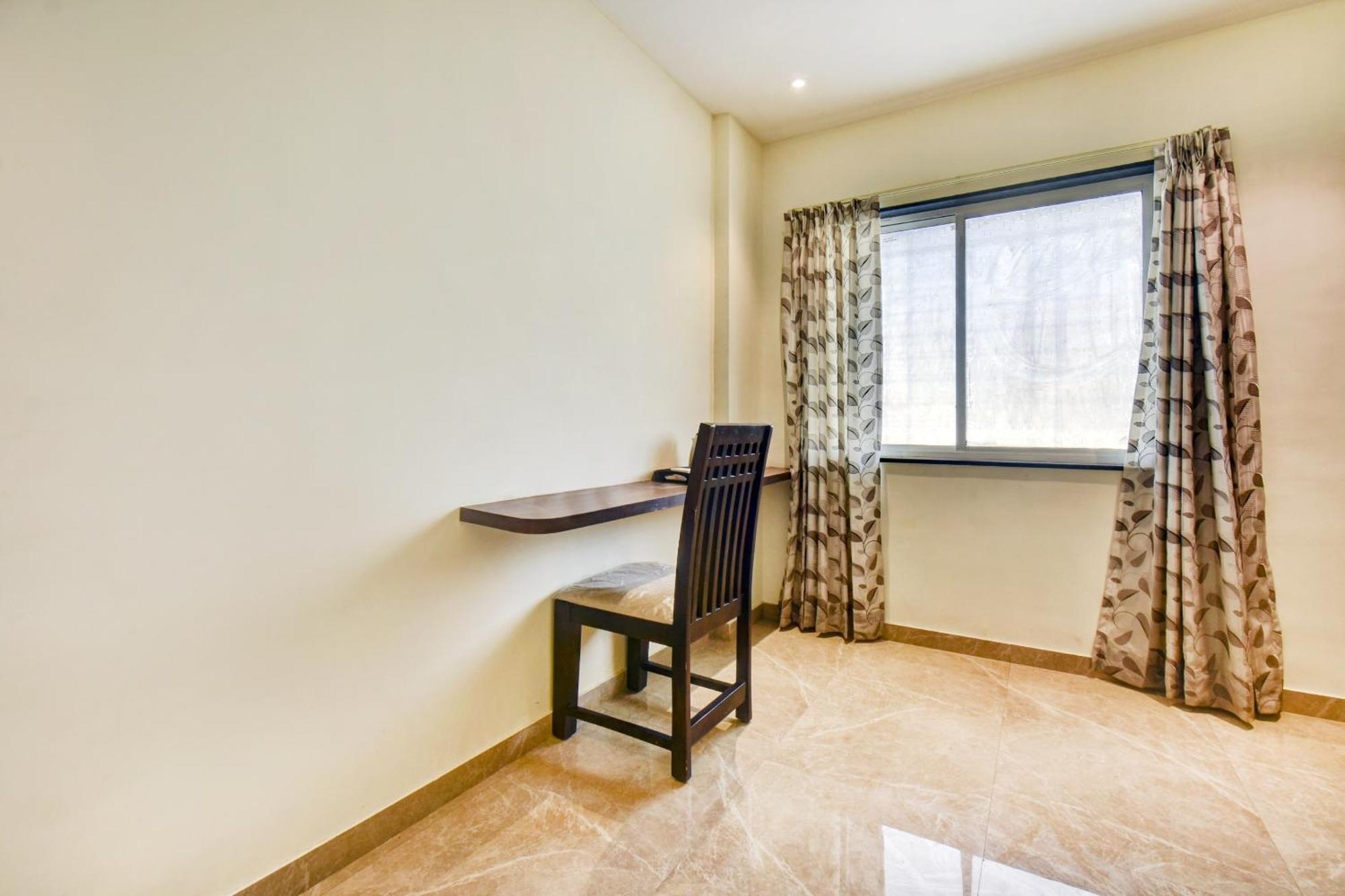 Townhouse Oak Hotel Chaitanya Executive Near Fun Time Multiplex Pune Extérieur photo