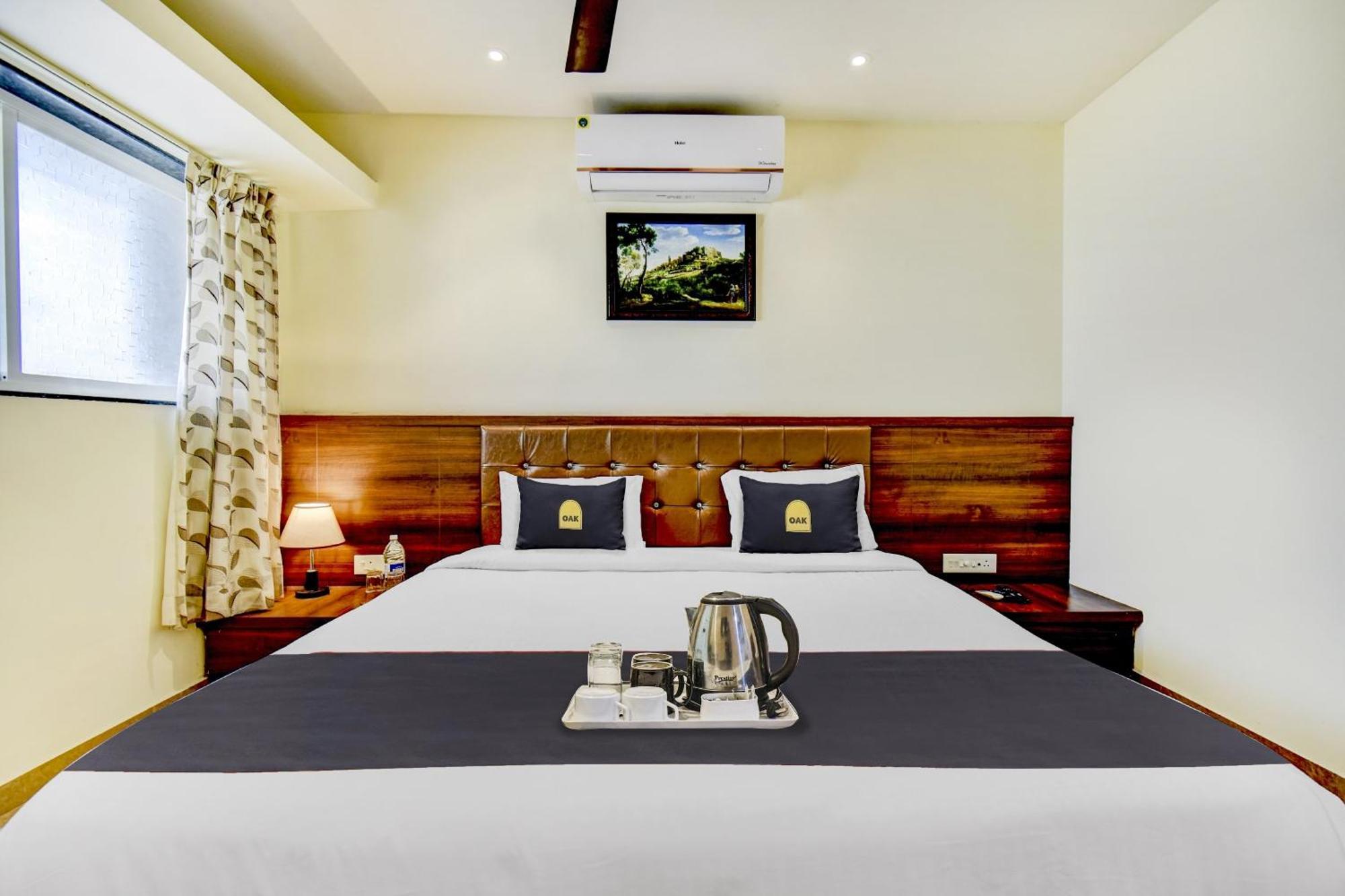 Townhouse Oak Hotel Chaitanya Executive Near Fun Time Multiplex Pune Extérieur photo